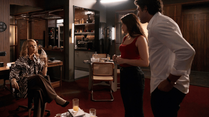 Pilar (Isabel Teixeira) procura Pedro (Chay Suede) para falar sobre a revisão criminal e se depara com Adriana (Letícia Colin).