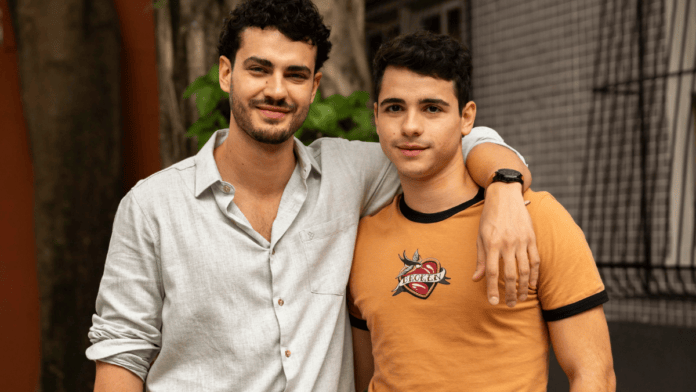 Fernando (Pedro Alves) e Mau Mau (João Victor Gonçalves).
