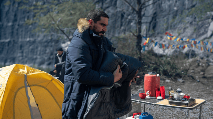 Heitor (Renato Góes) é revelado vivo em um acampamento de peregrinos fora do Brasil.