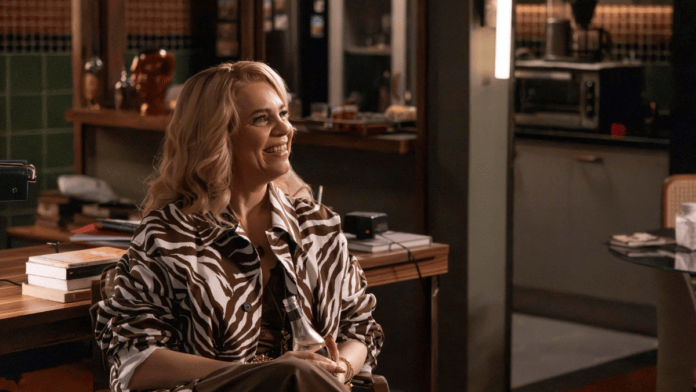 Pilar (Isabel Teixeira) procura Pedro (Chay Suede) para falar sobre a revisão criminal e se depara com Adriana (Letícia Colin).