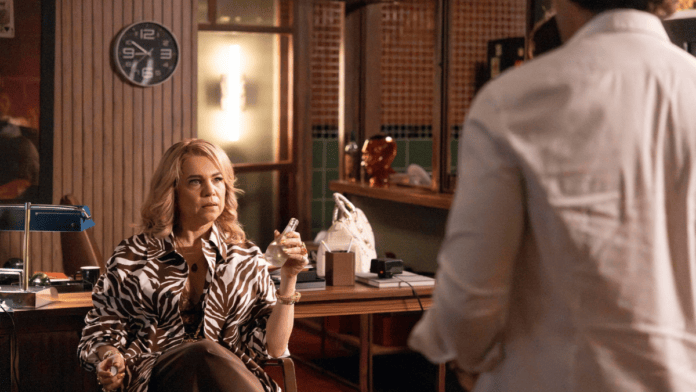 Pilar (Isabel Teixeira) procura Pedro (Chay Suede) para falar sobre a revisão criminal e se depara com Adriana (Letícia Colin).