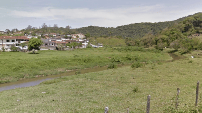 Corpo foi encontrado no Rio Imaruí, em São José (Foto: Google Street View, Reprodução)