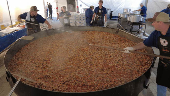 Cidade de SC celebra aniversário com festival que vai distribuir de graça quatro toneladas de risoto de camarão