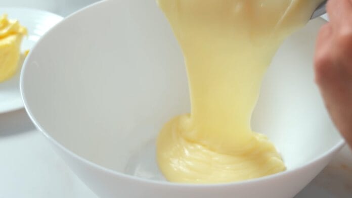 despejando o creme em uma tigela