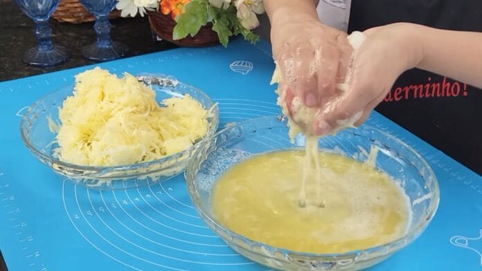 misturando os ingredientes da massa