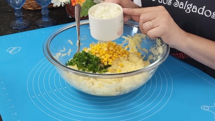 misturando os ingredientes da massa