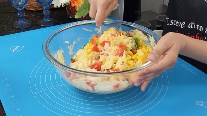 misturando os ingredientes da massa
