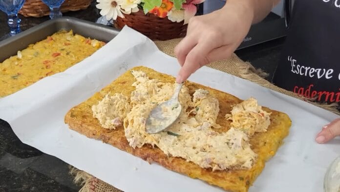 recheando o doce antes de enrolar