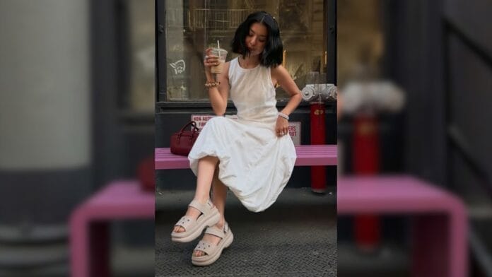 mulher com vestido branco e papete bege