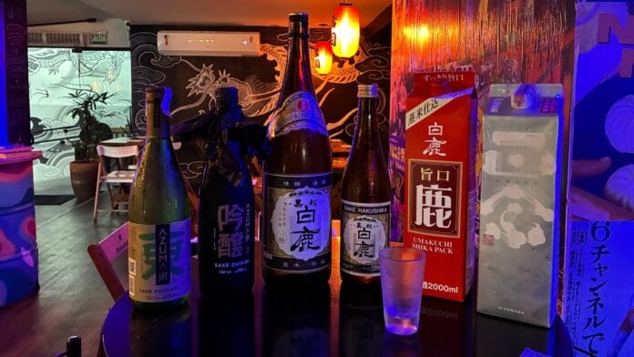 saquês sobre mesa no restaurante japonês