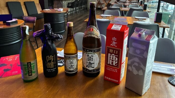saquês sobre mesa no restaurante japonês