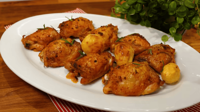 Sobrecoxa com batatas no forno