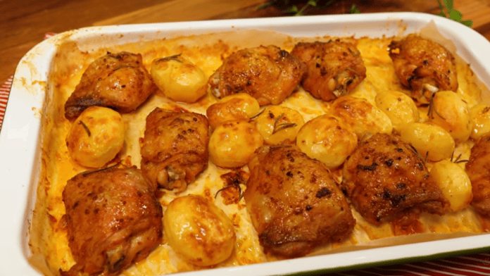 Sobrecoxa com batatas no forno