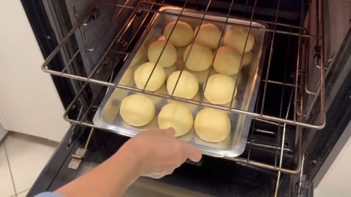 Sonhos indo ao forno para pré-assar