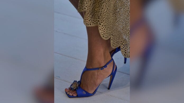 sapato t-strap azul com aplicação de flor 