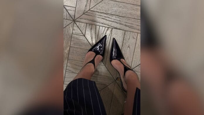 sapato t-strap preto com bico fino