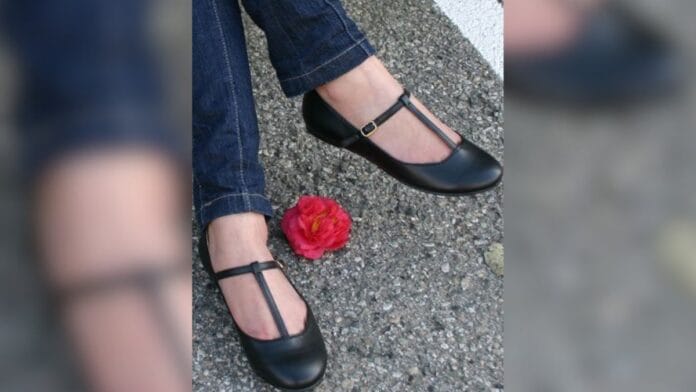 sapato t-strap preto com bico mais arredondado e sem salto alto