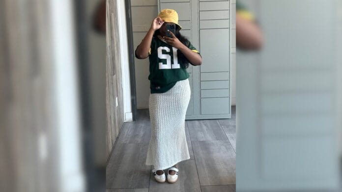 saia longa branca e blusa esportiva verde e tenis sapatilha branco