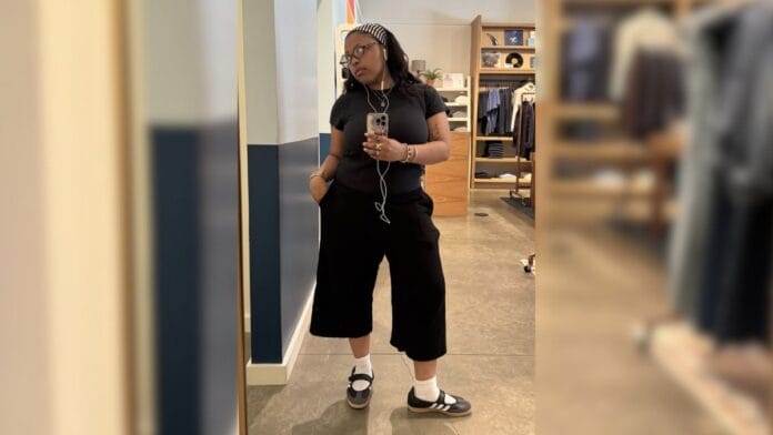 blusa, calça capri e tênis sapatilha preto com meias brancas