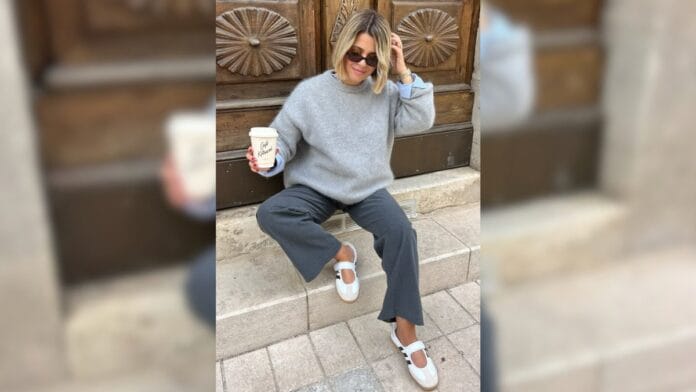 suéter cinza, calça cinza azulado e tênis sapatilha branco