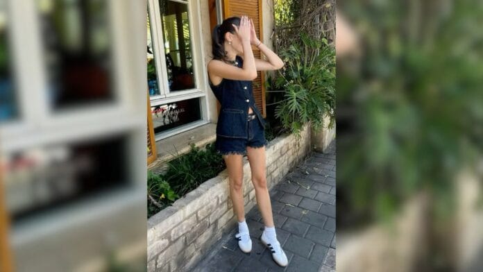 conjunto jeans de verão e tênis sapatilha branco com meias brancas