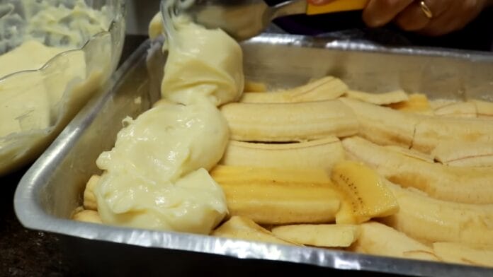 Adicionado o creme sobre as bananas