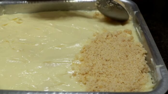 adicionando a farofa na torta