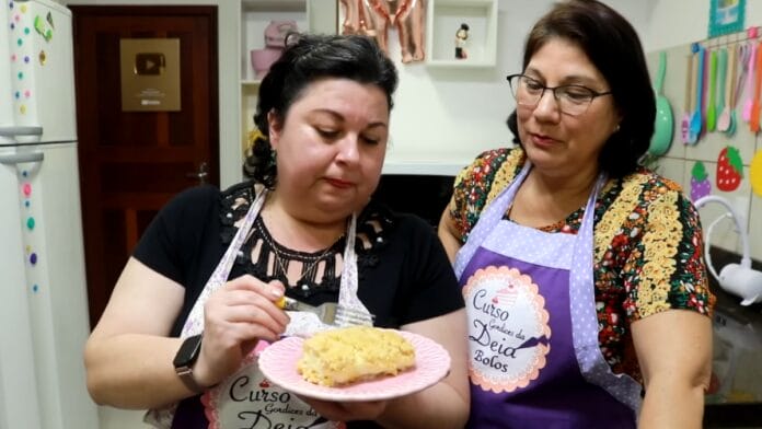 confeiteiras experimentando a torta