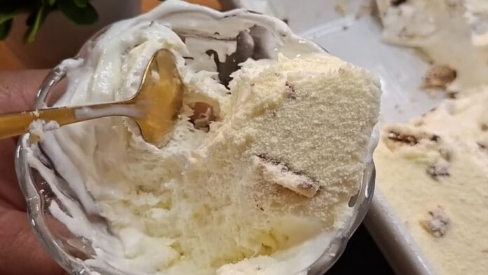 pedaço da torta em uma tigela 