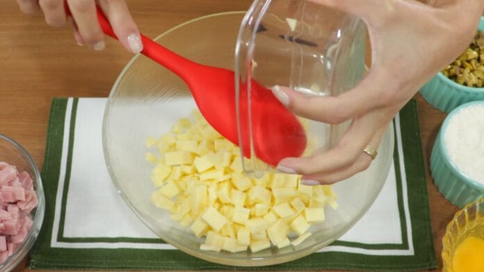 adicionando queijo a bacia