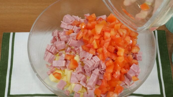 Adicionando o tomate a bacia