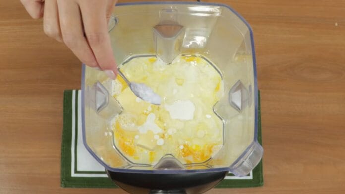Batendo a massa no liquidificador