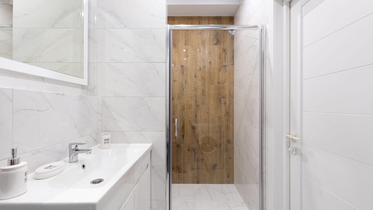 Porta pivotante pode ser instalada com abertura para a esquerda ou para a direita, facilitando a adaptação ao espaço (Foto: Max Vakhtbovych/ Pexels)