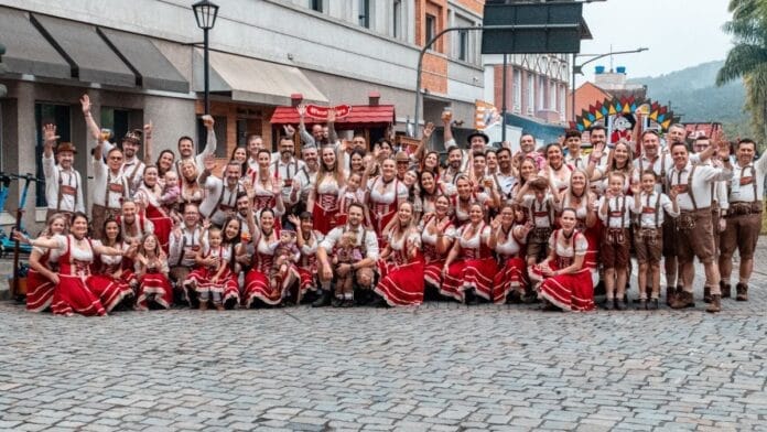 A linguiça juntou 16 amigos e, duas décadas depois, grupo ainda é sucesso na Oktoberfest Blumenau