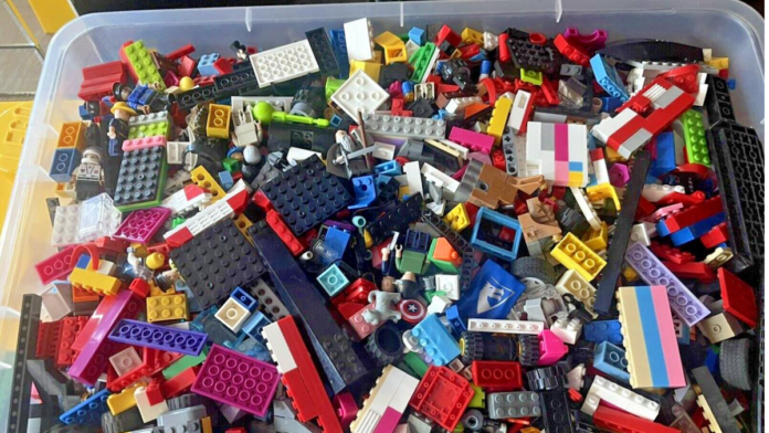 Homem paga R$ 1 mil, leva para casa 34 kg de LEGO usado e descobre peças de um navio de Piratas do Caribe que virou objeto cobiçado por colecionadores