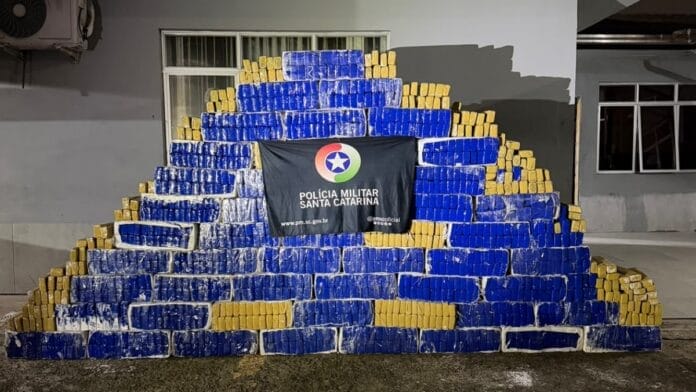 Caminhão carregado com 1,4 tonelada de maconha vinda do Paraguai é apreendido em SC e seis pessoas vão presas