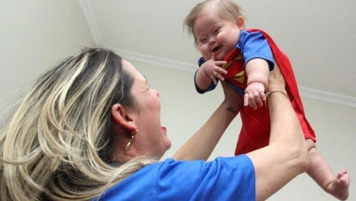 . Daniela Guedes Bombini ergue o filho vestido de Superman em um momento de brincadeira registrado antes de sua história ganhar repercussão nacional (Foto: Arquivo pessoal)