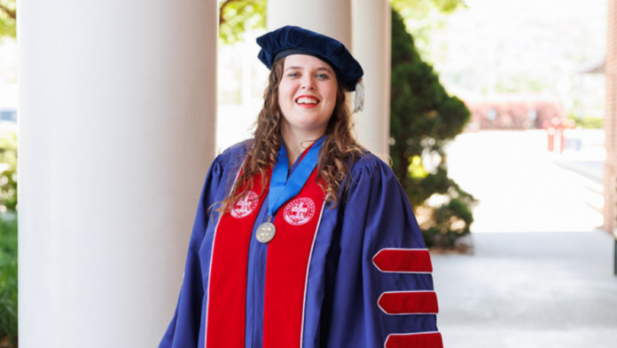 Após passar quase um mês em coma e reaprender a andar e falar, Ashley Mayhew concluiu seu quarto diploma universitário (Foto: Travis Clayton – Liberty University)