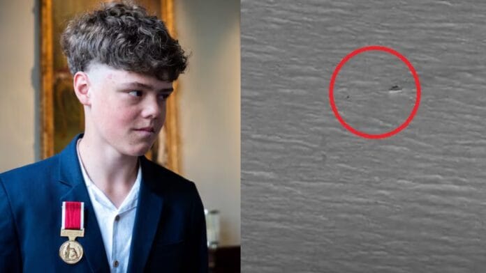 Austin Appelbee recebeu uma medalha de bravura meses depois de nadar até a costa para pedir ajuda pela família. (Foto: Reprodução/ABC News)