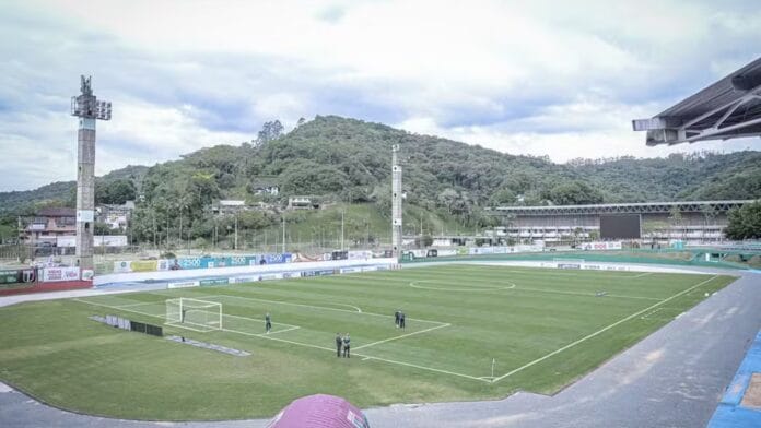 Partida acontece no Complexo Esportivo Bernardo Werner (Foto: Richard Ferrari)