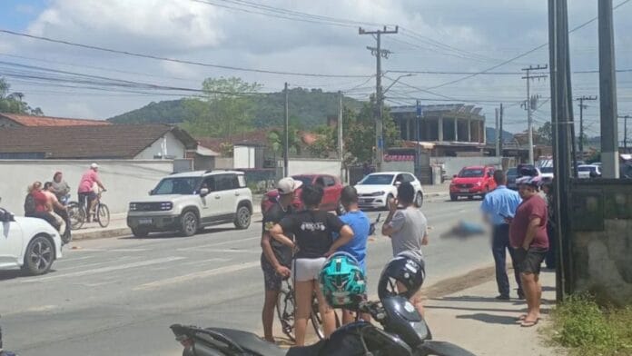 Acidente entre ônibus e moto deixa uma pessoa morta em Joinville