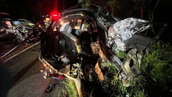 Acidente entre dois carros deixa mulher e menino de 10 anos mortos na BR-280 em SC