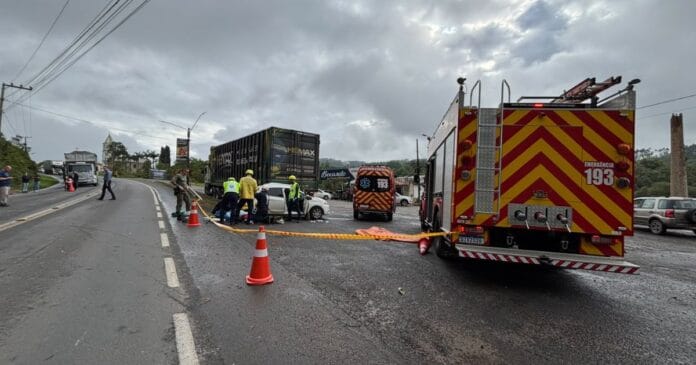 Mulher fica gravemente ferida e precisa ser resgatada das ferragens após colisão com caminhão na SC-108