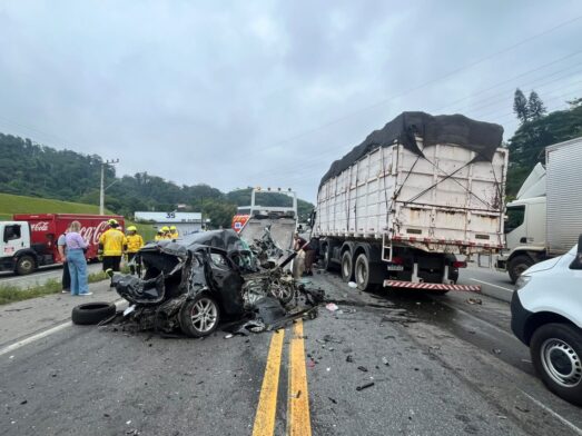 Acidente entre carro e caminhões deixa motorista gravemente ferido e bloqueia BR-470 em Blumenau