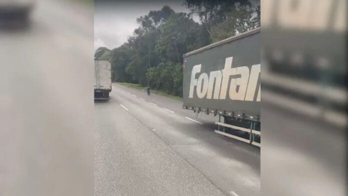 Roda de caminhão se desprende, atinge motocicleta e deixa dois feridos na BR-101 em Joinville