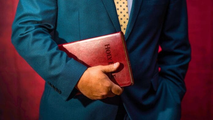 Afastado por atestado, trabalhador atua como pastor e Justiça mantém demissão por justa causa