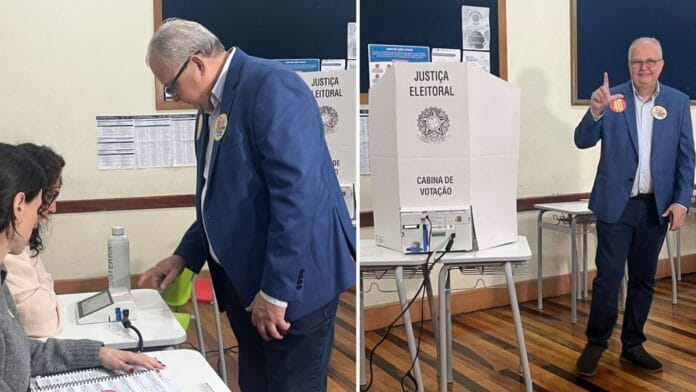 Afrânio Bopré (Psol), candidato a senador por SC, vota em Florianópolis