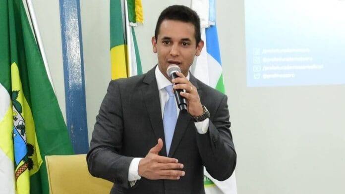 Foto de Alysson no microfone