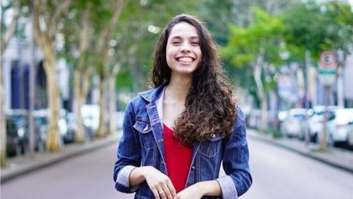 Conhecida por calar deputados aos 16 anos, Ana Júlia (PT) é eleita Deputada Federal no Paraná