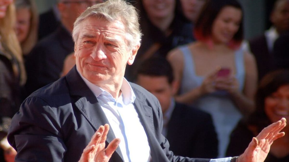 Conhecido por suas transformações físicas no cinema, Robert De Niro construiu uma carreira marcada por grandes desafios e dedicação aos personagens (Foto: Angela George/ Wikimedia Commons)